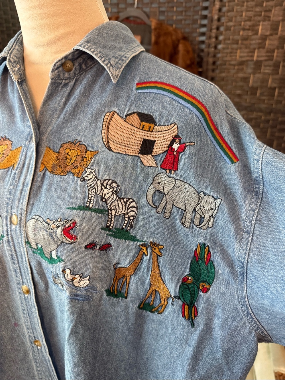 🌈🦁 Vintage Carolina Colours Noah’s Ark Embroidered Denim Shirt XL - Picture 3 of 12